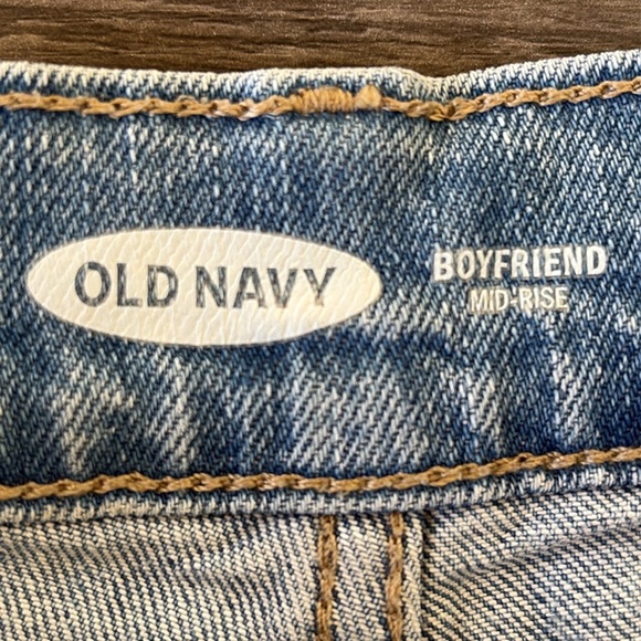 ⭐️Old Navy Boyfriend Mid Rise Distressed Denim Shorts Size 2 - Picture 4 of 6